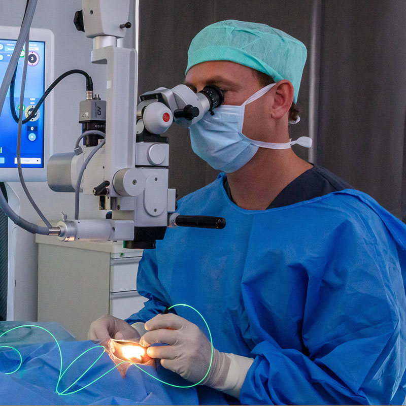 Augenarzt während Operation